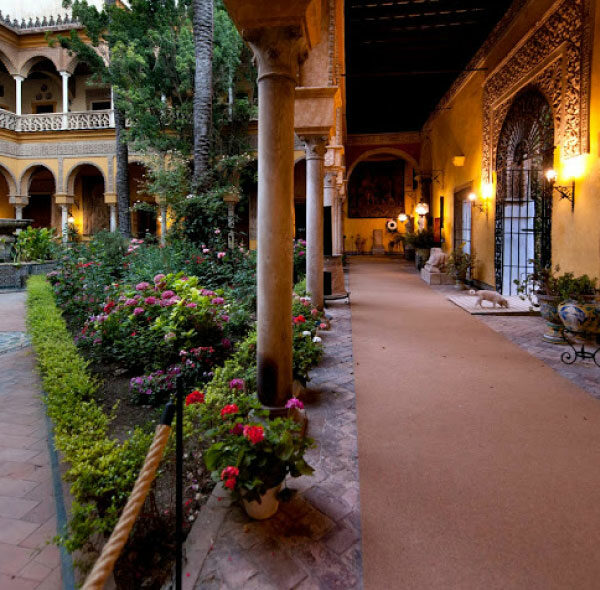Palacio de las Dueñas. Visita nocturna a puerta cerrada