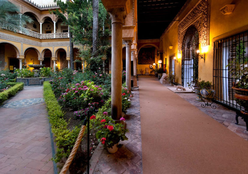 Palacio de las Dueñas. Visita nocturna a puerta cerrada