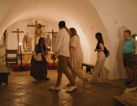 De momias y campaneros, Visita teatralizada a la Iglesia de Santiago en Utrera